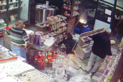 Kayseri'de kalp krizi geçiren sürücü 4 kişiye çarpıp dükkana girdi