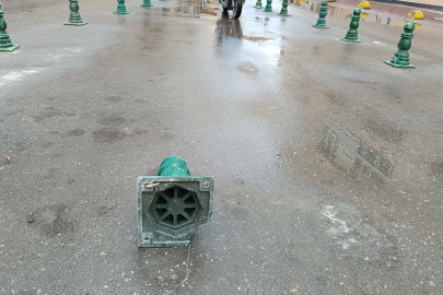 Eskişehir'de duyarsızlık: Demir dubalar da kırıldı