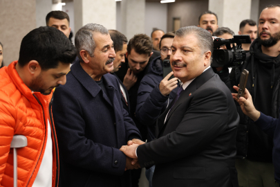 Sağlık Bakanı Koca Hatay'da: Sağlık çalışanlarıyla bir araya geldi