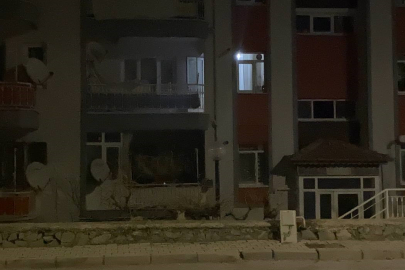 Isparta'da alkollü şahıs, sinir krizi geçirerek polis ekiplerine evinin balkonundan eşya fırlattı