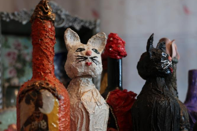 Atık şişe ve tahtalar onun elinde sanat eserine dönüşüyor