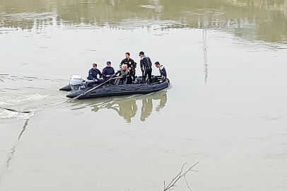 Hatay'da otomobil Asi Nehri'ne uçtu otomobilin içinde birilerinin olup olmadığı araştırılıyor