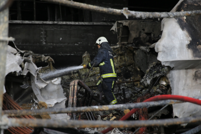 Antalya'da yat üretim tersanesinde çıkan yangın söndürüldü