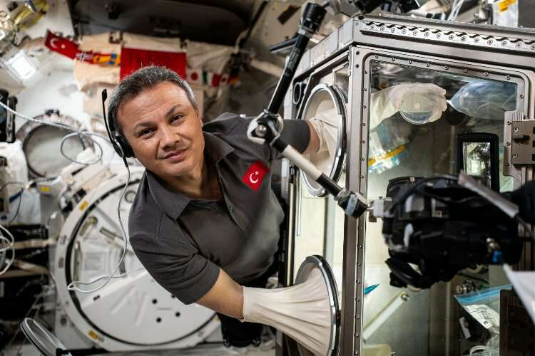 İlk Türk astronot Alper Gezeravcı