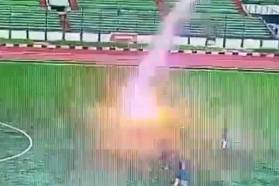 Endonezya'da futbolcunun üzerine yıldırım düştü!