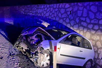 Manavgat'ta otomobil istinat duvarına çarptı, sürücü yaralandı
