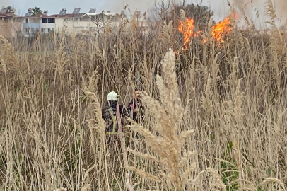 Serik'te sazlık alanda çıkan yangın hızlı müdahale ile kontrol altına alındı