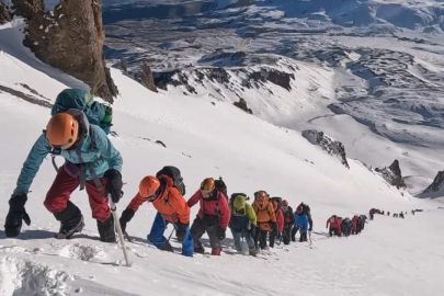Uluslararası Erciyes Kış Tırmanışı'nda, Lorut Dağcılık ve Doğa Sporları Kulübü zirveye ulaştı!