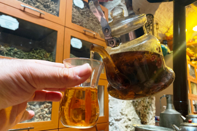 Konya'da 43 yıllık aktar Yafes Sinop'tan öneri, baharat çayı bağışıklık sistemini güçlendirebilir