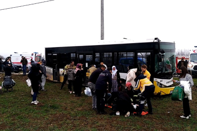 Bursa'nın İnegöl İlçesinde kafa kafaya çarpışma, 2'si sürücü 8 kişi yaralandı