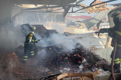Antakya'da sanayi sitesinde iş yerinde çıkan yangın itfaiye tarafından söndürüldü