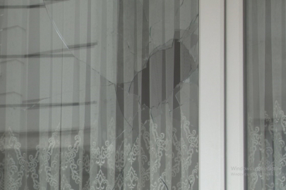 Esenyurt’ta bir adam eski eşinin yaşadığı evin camlarını parke taşıyla kırdı