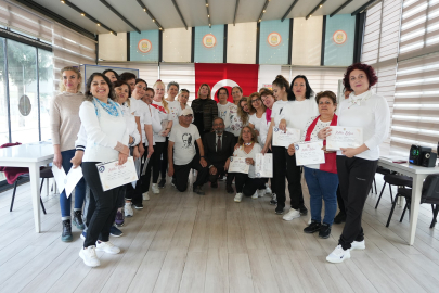 Tarsus Belediyesi halk oyunları kursiyerleri sertifikalarını Belediye Başkanı Bozdoğan'dan aldı