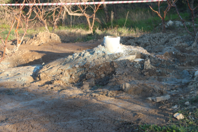 Mersin Mut'ta çiftçinin sondajında bulunan gaz, işçinin çakmağıyla alev aldı