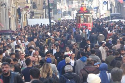 Sıcak havayı değerlendirenler Taksim Meydanı ve İstiklal Caddesi'ni doldurdu
