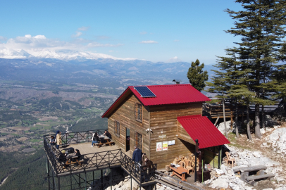 Adana'nın Aladağ İlçesinde doğa tutkunları karın keyfini çıkarıyor