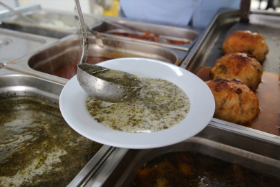 Hatay'ın yöresel lezzetleri prefabrik lokantada müşterilere sunuluyor