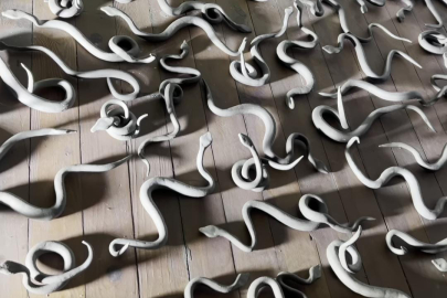 Bir değişik sergi: Bağlanmak