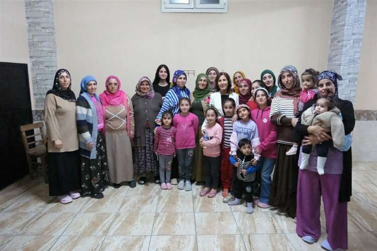 CHP Seyhan Belediye Başkan Adayı Oya Tekin, seçim kampanyasında sahaya indi 5