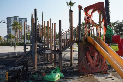 "Tarsus'ta Belediyeye ait Berdan parkında oyun grubu kimliği belirsiz kişilerce yakıldı