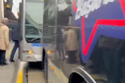 Beylikdüzü'nde iki metrobüsün çarpıştığı kazada maddi hasar oluştu