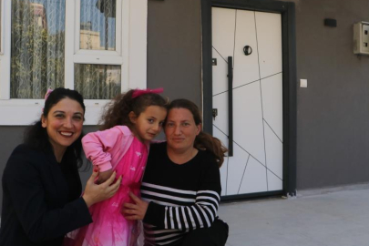 Depremde enkaz altındaki aileyi kurtaran sağlıkçı, üşüyen 6 yaşındaki nur ve ailesine sıcak bir yuva sağladı