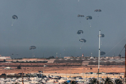 Gazze’de havadan yardımlar sivillerin üzerine düştü: 5 ölü