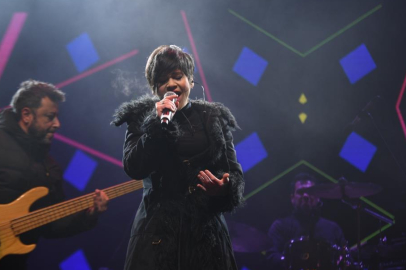 Aydilge, Osmangazi Meydanı tanıtım etkinliğinde binlerce hayranıyla şarkı söyledi