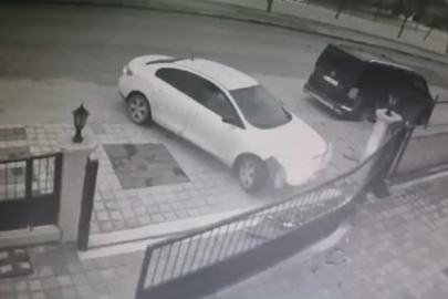 Bursa'da otomobil sürücüsünün yanlışlıkla site girişine daldı