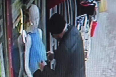 Bursa'nın İnegöl İlçesinde cansız manken kaçırma girişimi güvenlik kamerasında