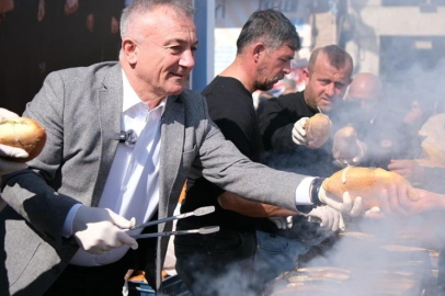 Başkan Sesli, seçim bürosu önünde binlerce kişiye balık ekmek dağıttı