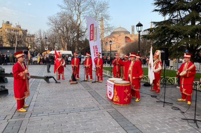 İstanbul'da Sultanahmet Meydanı'nda Osmanlı geleneği: İlk iftar topu atışı gerçekleştirildi