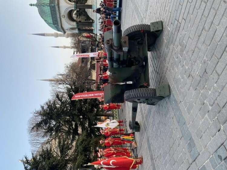 İstanbul'da Sultanahmet Meydanı'nda Osmanlı geleneği İlk iftar topu atışı gerçekleştirildi 2