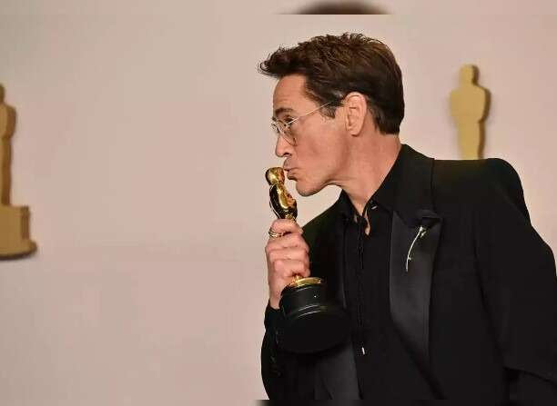 • En iyi yardımcı erkek oyuncu: Robert Downey Jr. (Oppenheimer)