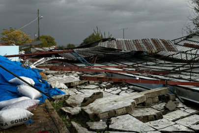 Osmaniye Düziçi'nde fırtına sonucu ahırın çatısı uçtu ve ağaçlar zarar gördü