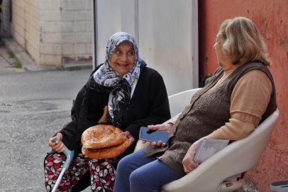 Antalya'da gizemli hayırsever Ramazan'da mahalleye binlerce ücretsiz pide dağıtıyor