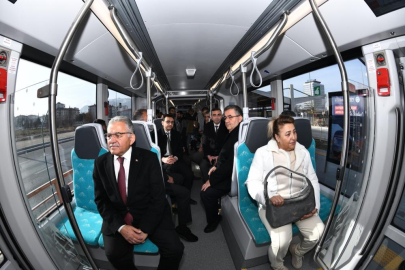 Kayseri Büyükşehir Belediyesi, yeni tramvay hatları ve araçlarla kent ulaşımını genişletiyor
