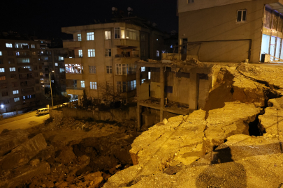  Kahramanmaraş'ta toprak kayması: Çok sayıda araç zarar gördü