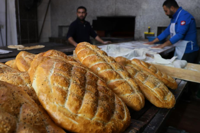 Adana'da fırın ustaları, yoğun sıcak altında oruçlarını aksatmadan çalışıyor