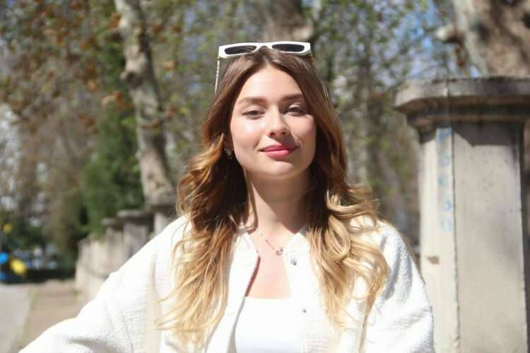 Uraynalı genç kız, çalınan bisikletine dedektif gibi iz sürerek ulaştı