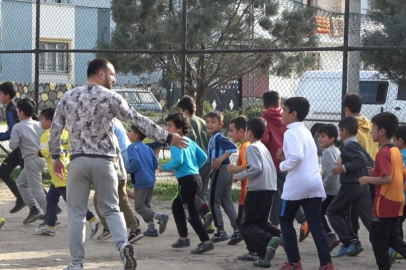 Osmaniye'de afetzede çocuklar için futbol sahası