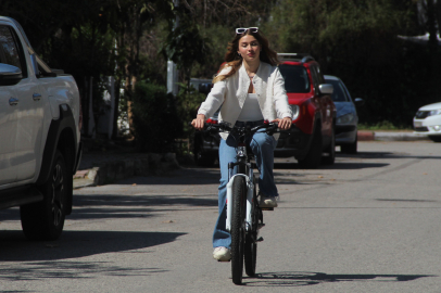  Uraynalı genç kız, çalınan bisikletine dedektif gibi iz sürerek ulaştı
