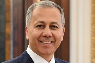 İçişleri Bakanı: İzmir'de düzensiz göçmenlere konaklama sağlayan 35 otele para cezası uyguladı