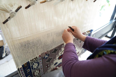 Niğde'nin geleneksel obruk halısı, kadınlar tarafından yeniden dokunuyor