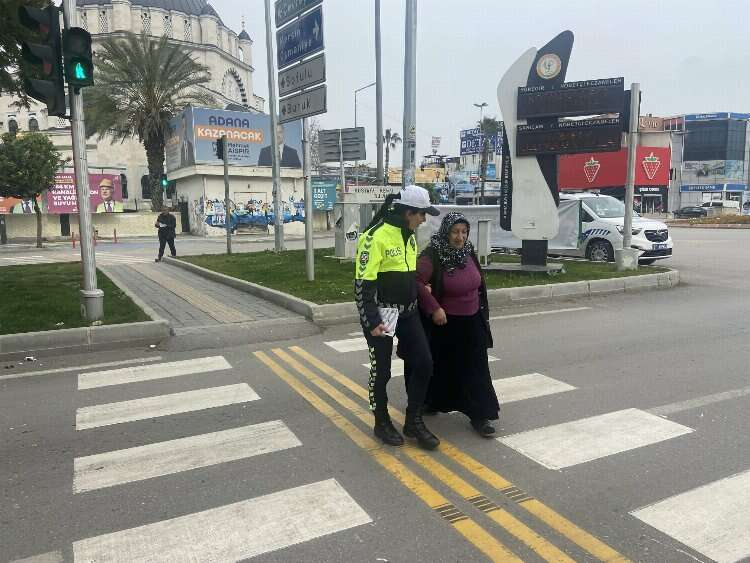 Adana'da yayalar bilgilendirildi 2