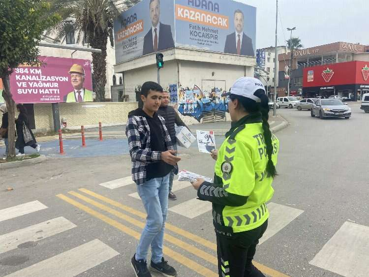 Adana'da yayalar bilgilendirildi 3