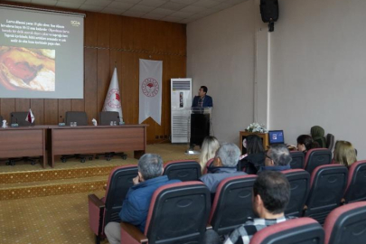 Adana'da pamuk üreticileri Pembekurt zararlısına karşı bilgilendirildi