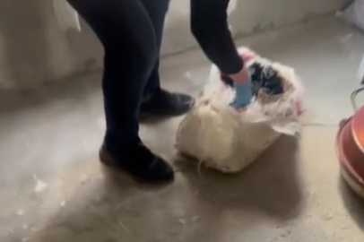  Adana'da Seyhan polisi silah ticareti yaptığı öne sürülen şüphelinin evine yaptığı operasyonda 31 ruhsatsız tabanca ve çok sayıda tabanca parçaları ele geçirdi