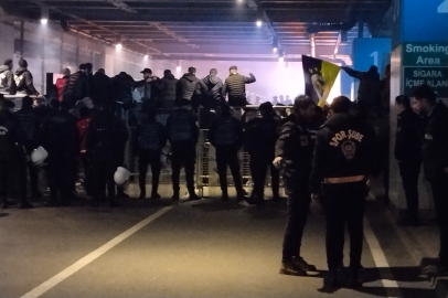 Fenerbahçe taraftarları, takımlarını karşılamak üzere havalimanında toplandı