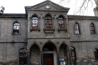 Taş Mektep, aynı misyonla öğrencileri yetiştirmeye devam ediyor